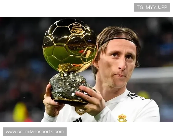 《回顾上一届足球金球奖得主与年度最佳球员完整名单》