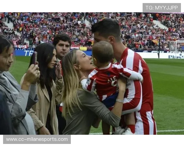 莫拉塔与家人温馨合影展示足球场外的幸福生活