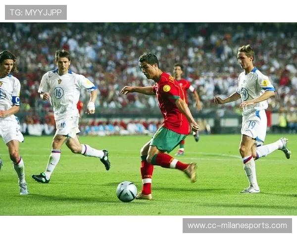 迷你足球传奇：从青涩少年到全球瞩目的球场巨星